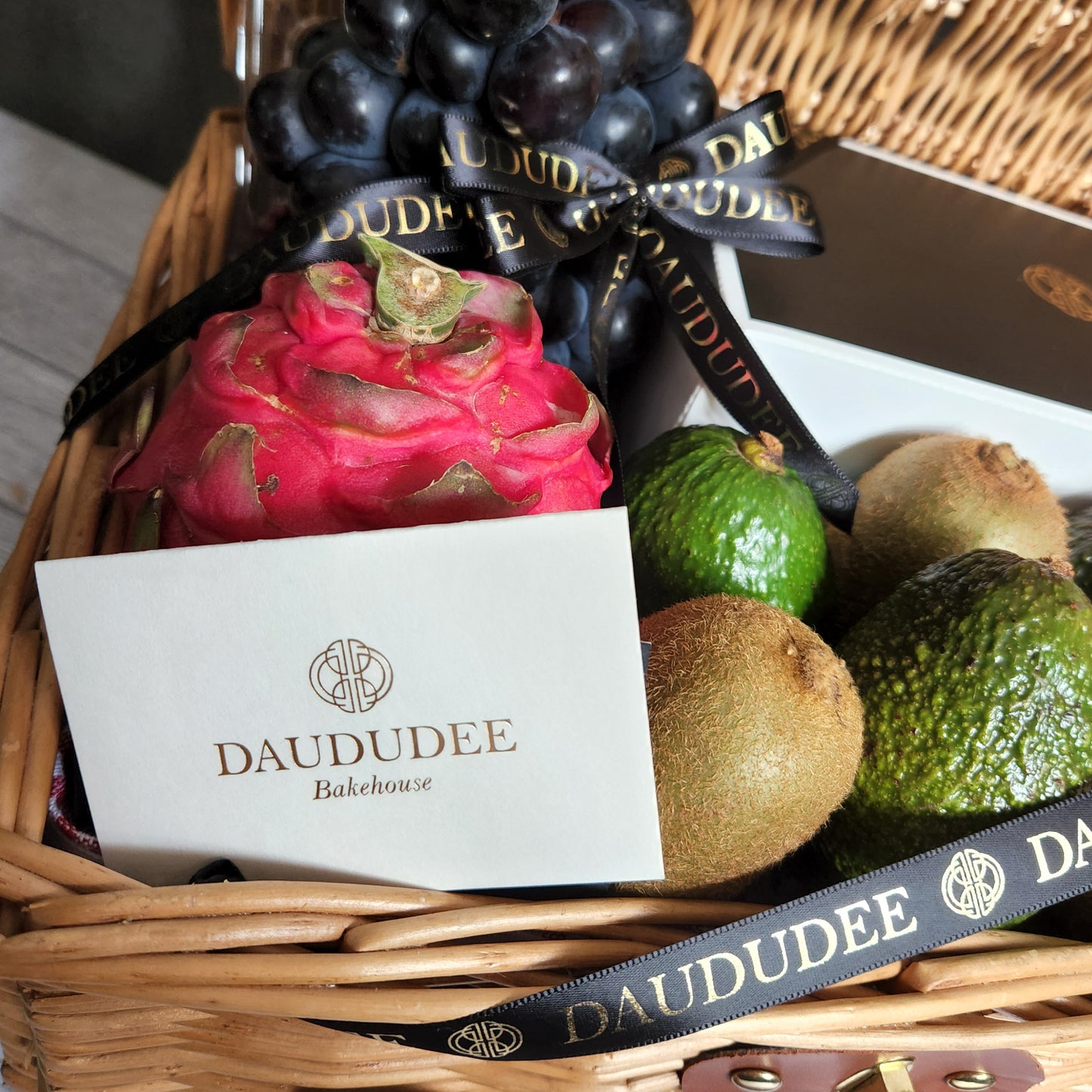 
                  
                    DAUDUDEE Fruits & Cookies Basket
                  
                